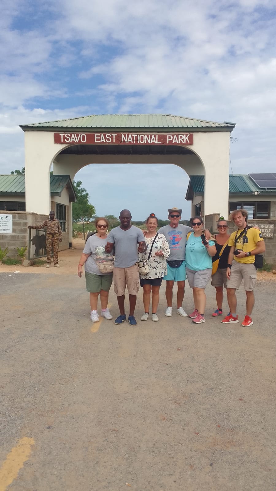 Robert con clienti al Tsavo East National Park